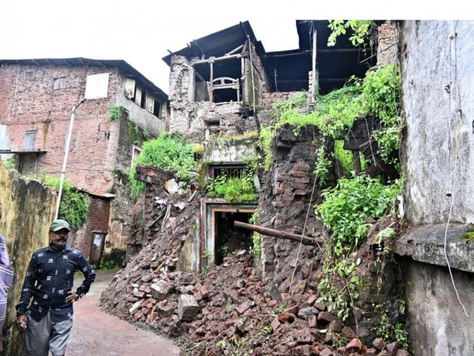 Dangerous castle collapses in Gavthana of Nashik; Two incidents in four days | नाशिकच्या गावठाणात धोकादायक वाडे कोसळताहेत; चार दिवसांत दोन घटना Dangerous castle collapses in Gavthana of Nashik; Two incidents in four days | नाशिकच्या गावठाणात धोकादायक वाडे कोसळताहेत; चार दिवसांत दोन घटना