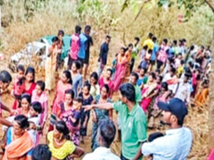 The groom's tempo accident 18-year-old girl dead 19 injured | वऱ्हाडाचा टेम्पो उलटला; १८ वर्षीय तरुणीचा मृत्यू, १९ जण जखमी The groom's tempo accident 18-year-old girl dead 19 injured | वऱ्हाडाचा टेम्पो उलटला; १८ वर्षीय तरुणीचा मृत्यू, १९ जण जखमी