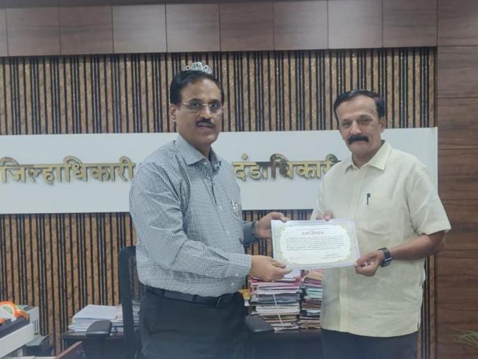 A police officer who handles law and order skillfully is felicitated by the Collector | कायदा सुव्यवस्था कौशल्याने हाताळणाऱ्या पोलीस अधिकाऱ्याचा जिल्हाधिकाऱ्यांच्या हस्ते सत्कार A police officer who handles law and order skillfully is felicitated by the Collector | कायदा सुव्यवस्था कौशल्याने हाताळणाऱ्या पोलीस अधिकाऱ्याचा जिल्हाधिकाऱ्यांच्या हस्ते सत्कार