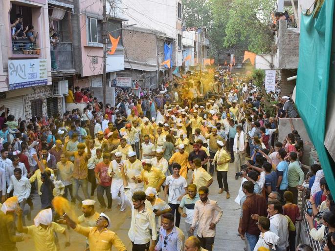 The shout of Yalkot Yalkot Jai Malhar and twelve cars pulled in Jalgaon | ‘यळकोट यळकोट जय मल्हार’चा जयघोष अन् जळगावमध्ये ओढल्या बारा गाड्या! 