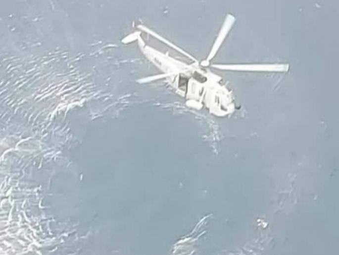 Emergency landing of helicopter at sea; 04 killed, 05 rescued | हेलिकॉप्टरचे समुद्रात इमर्जन्सी ‘लॅंडिंग’; ०४ ठार, ०५ बचावले Emergency landing of helicopter at sea; 04 killed, 05 rescued | हेलिकॉप्टरचे समुद्रात इमर्जन्सी ‘लॅंडिंग’; ०४ ठार, ०५ बचावले