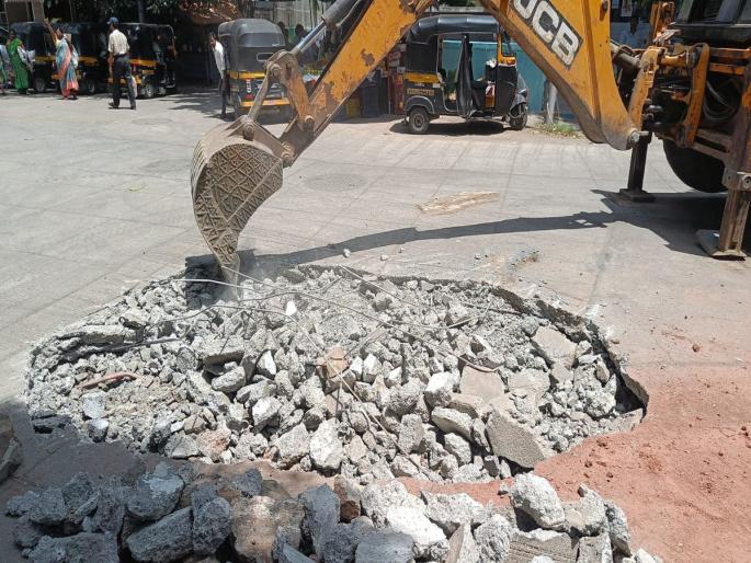 In Panch Pakhadi area, the cement road, which was not even a year old, damage | पाचपाखाडी भागात एक वर्षही न झालेला सिमेंटचा रस्ता खचला In Panch Pakhadi area, the cement road, which was not even a year old, damage | पाचपाखाडी भागात एक वर्षही न झालेला सिमेंटचा रस्ता खचला