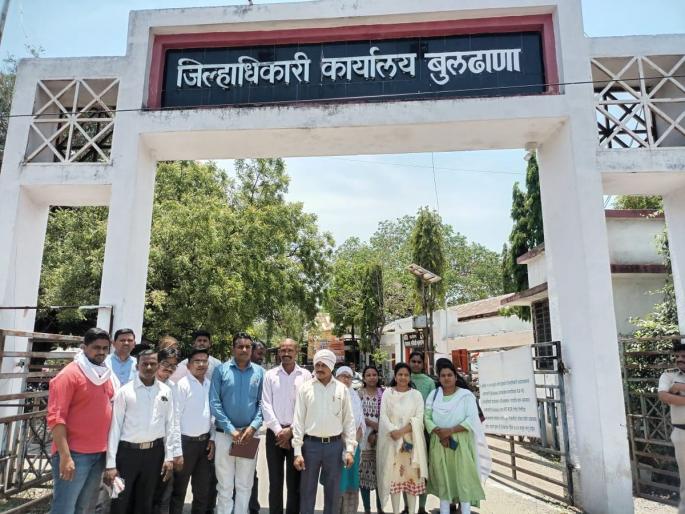 Protests in Buldhana demanding teacher recruitment; D.Ed. Aggressor with B.Ed degree | शिक्षक भरतीच्या मागणीसाठी बुलढाण्यात निदर्शने; डी.एड्. बी.एड पदवीधारक आक्रमक Protests in Buldhana demanding teacher recruitment; D.Ed. Aggressor with B.Ed degree | शिक्षक भरतीच्या मागणीसाठी बुलढाण्यात निदर्शने; डी.एड्. बी.एड पदवीधारक आक्रमक