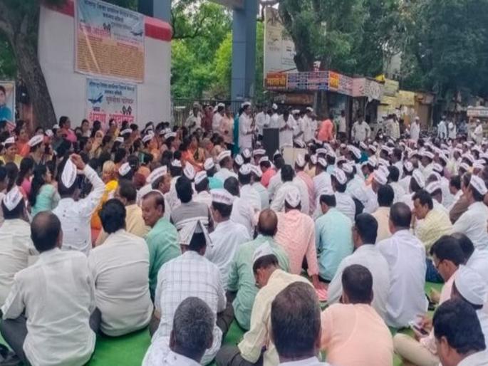The teachers of Solapur are on hunger strike from tomorrow against corruption in the education department | शिक्षण विभागातील भ्रष्ट्राचाराविरोधात सोलापुरातील शिक्षकांचे उद्यापासून आमरण उपोषण The teachers of Solapur are on hunger strike from tomorrow against corruption in the education department | शिक्षण विभागातील भ्रष्ट्राचाराविरोधात सोलापुरातील शिक्षकांचे उद्यापासून आमरण उपोषण