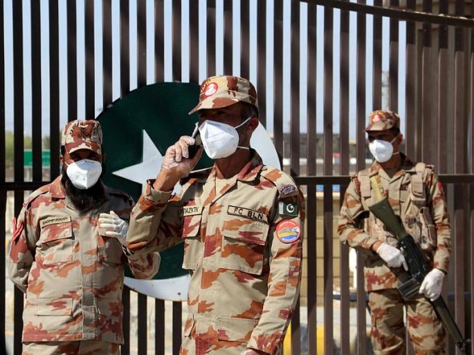 Corona virus infection in pakistan army sna | पाकिस्तानच्या सैन्यात शिरला कोरोना, 230 सैनिक आयसोलेशनमध्ये Corona virus infection in pakistan army sna | पाकिस्तानच्या सैन्यात शिरला कोरोना, 230 सैनिक आयसोलेशनमध्ये
