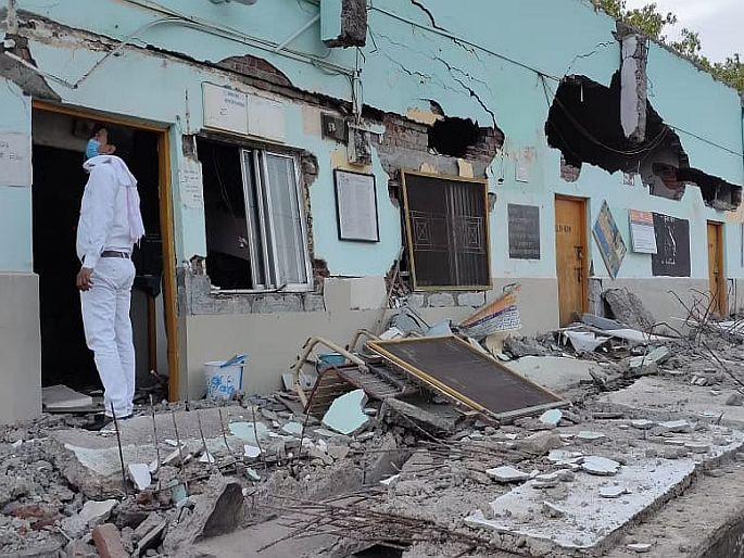 Madhya Pradesh Chandani railway station collapsed as the pushpak express passed burhanpur | 110 KM प्रति तास वेगानं गेली ट्रेन, हादऱ्यानं रेल्वे स्थानकाची इमारत कोसळली, पाहा Photo Madhya Pradesh Chandani railway station collapsed as the pushpak express passed burhanpur | 110 KM प्रति तास वेगानं गेली ट्रेन, हादऱ्यानं रेल्वे स्थानकाची इमारत कोसळली, पाहा Photo