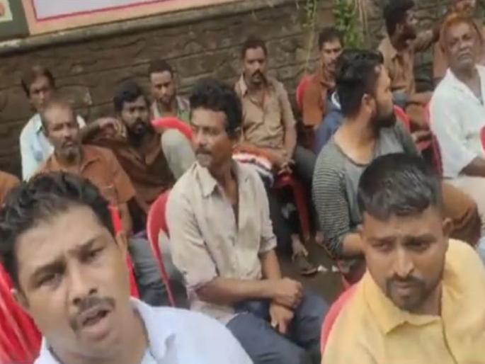 Garbage pickers protest in Ulhasnagar, demanding minimum wages | उल्हासनगरात कचरा उचलणाऱ्या कंत्राटी कामगारांचे आंदोलन, किमान वेतनाची मागणी Garbage pickers protest in Ulhasnagar, demanding minimum wages | उल्हासनगरात कचरा उचलणाऱ्या कंत्राटी कामगारांचे आंदोलन, किमान वेतनाची मागणी