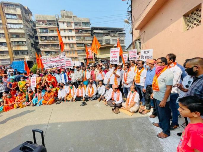 Shiv Sena's agitation against petrol and diesel price hike in Ulhasnagar | उल्हासनगरात शिवसेनेचे पेट्रोल, डिझेल दरवाढीच्या निषेधार्थ आंदोलन Shiv Sena's agitation against petrol and diesel price hike in Ulhasnagar | उल्हासनगरात शिवसेनेचे पेट्रोल, डिझेल दरवाढीच्या निषेधार्थ आंदोलन