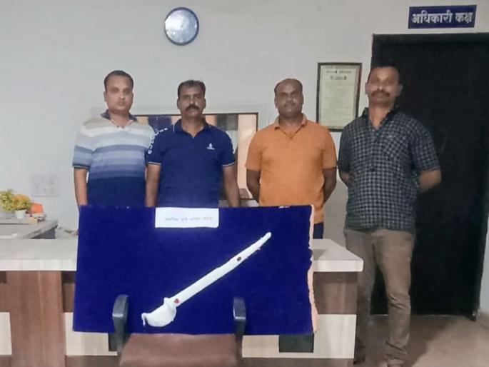 kept the sword in the house; The police arrested one | घरात तलवार ठेवली; पोलिसांनी ठोकल्या बेड्या kept the sword in the house; The police arrested one | घरात तलवार ठेवली; पोलिसांनी ठोकल्या बेड्या