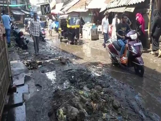 Roads in Bhiwandi become muddy due to unseasonal rain; Thirteenth of Swachh Bharat Abhiyan of Municipal Corporation | अवकाळी पावसामुळे भिवंडीतील रस्त्यांवर चिखलच चिखल; महापालिकेच्या स्वच्छ भारत अभियानाचे तीनतेरा Roads in Bhiwandi become muddy due to unseasonal rain; Thirteenth of Swachh Bharat Abhiyan of Municipal Corporation | अवकाळी पावसामुळे भिवंडीतील रस्त्यांवर चिखलच चिखल; महापालिकेच्या स्वच्छ भारत अभियानाचे तीनतेरा