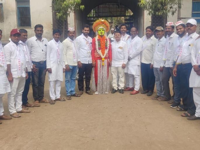 Kantara incarnated in the old pension Mahamorcha; Teachers of the Municipal Corporation attracted attention through street drama | जुन्या पेन्शन महामोर्चात अवतरला "कांतारा"; महानगरपालिकेच्या शिक्षकांनी पथनाट्याद्वारे वेधले लक्ष Kantara incarnated in the old pension Mahamorcha; Teachers of the Municipal Corporation attracted attention through street drama | जुन्या पेन्शन महामोर्चात अवतरला "कांतारा"; महानगरपालिकेच्या शिक्षकांनी पथनाट्याद्वारे वेधले लक्ष