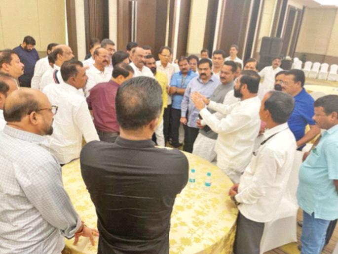 Gym-swimming in the morning, singing at night; MLAs in Guwahati found solace | सकाळी जिम-स्वीमिंग, रात्री गाण्याच्या भेंड्या; गुवाहाटीत आमदारांना लाभला निवांतपणा Gym-swimming in the morning, singing at night; MLAs in Guwahati found solace | सकाळी जिम-स्वीमिंग, रात्री गाण्याच्या भेंड्या; गुवाहाटीत आमदारांना लाभला निवांतपणा