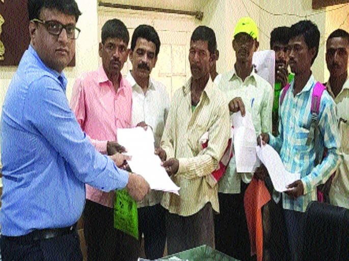 tribal ignorant from bank loan | बँकेच्या कर्जापासून आदिवासी अनभिज्ञ, कर्जमाफीनंतर आदिवासींच्या डोक्यावरील कर्ज झाले उघड tribal ignorant from bank loan | बँकेच्या कर्जापासून आदिवासी अनभिज्ञ, कर्जमाफीनंतर आदिवासींच्या डोक्यावरील कर्ज झाले उघड