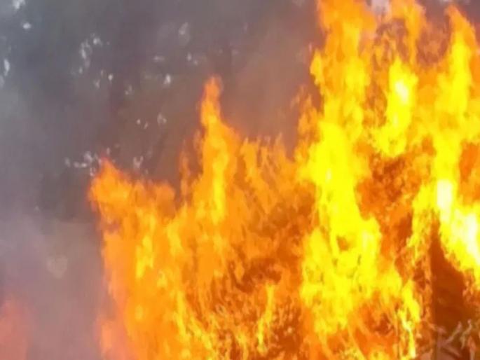 A huge fire broke out in the scrap market eight to ten shops were gutted in the fire | भंगार बाजाराला लागली भीषण आग, आगीत आठ ते दहा दुकाने जळून खाक A huge fire broke out in the scrap market eight to ten shops were gutted in the fire | भंगार बाजाराला लागली भीषण आग, आगीत आठ ते दहा दुकाने जळून खाक