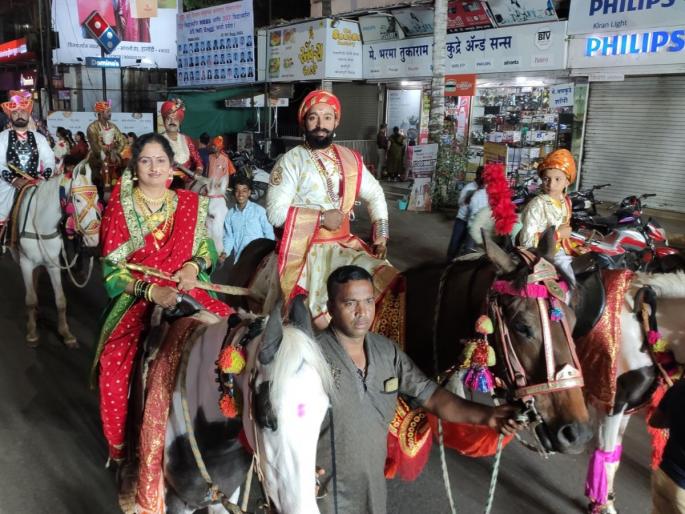 A laser show accompanied by traditional instruments at Shiv Jayanti procession in Kolhapur; Decorated rickshaws, twenty horse riders participate | कोल्हापूरात शिवजयंती मिरवणूकीत पारंपारिक वाद्यांच्या ठेक्याबरोबर लेसर शो; सजवलेल्या रिक्षा, वीस घोडेस्वार सहभागी A laser show accompanied by traditional instruments at Shiv Jayanti procession in Kolhapur; Decorated rickshaws, twenty horse riders participate | कोल्हापूरात शिवजयंती मिरवणूकीत पारंपारिक वाद्यांच्या ठेक्याबरोबर लेसर शो; सजवलेल्या रिक्षा, वीस घोडेस्वार सहभागी