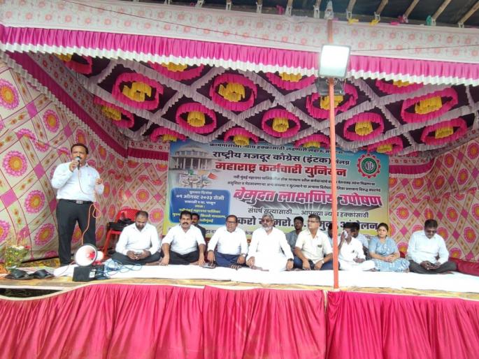 Intak's hunger strike in front of Municipal Corporation for increase in wages of contractual employees in navi mumbai | कंत्राटी कर्मचाऱ्यांच्या वेतनवाढीसाठी महापालिका मुख्यालसमोर इंटकचे उपोषण Intak's hunger strike in front of Municipal Corporation for increase in wages of contractual employees in navi mumbai | कंत्राटी कर्मचाऱ्यांच्या वेतनवाढीसाठी महापालिका मुख्यालसमोर इंटकचे उपोषण