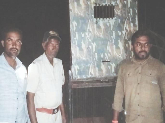 The calf died in the attack of the leopard, the cow was saved by breaking the rope and running away | बिबट्याच्या हल्ल्यात वासरू मृत्युमुखी, दावं तोडून पळ काढल्याने गाय वाचली The calf died in the attack of the leopard, the cow was saved by breaking the rope and running away | बिबट्याच्या हल्ल्यात वासरू मृत्युमुखी, दावं तोडून पळ काढल्याने गाय वाचली