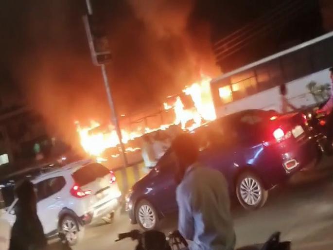 Two private company buses caught fire, one burnt; Police appeal to avoid rumours, incident at Sutagirni Chowk Chhatrapati Sambhajinagar | खासगी कंपनीच्या दोन बसला आग, एक भस्मसात; सूतगिरणी चौकातील घटना, अफवा टाळण्याचे पोलिसांचे आवाहन Two private company buses caught fire, one burnt; Police appeal to avoid rumours, incident at Sutagirni Chowk Chhatrapati Sambhajinagar | खासगी कंपनीच्या दोन बसला आग, एक भस्मसात; सूतगिरणी चौकातील घटना, अफवा टाळण्याचे पोलिसांचे आवाहन