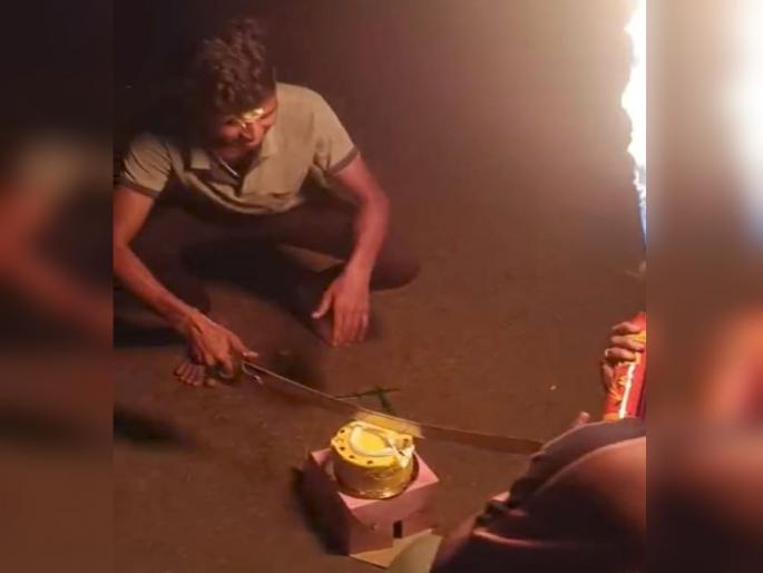 A cake was laid on the street, cut with a sword, police arrested three | रस्त्यावर केक मांडला, तलवारीने कापला, ऐनवेळी धडकले पोलिस अन्... A cake was laid on the street, cut with a sword, police arrested three | रस्त्यावर केक मांडला, तलवारीने कापला, ऐनवेळी धडकले पोलिस अन्...
