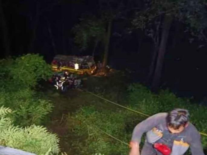 Seven killed as school bus falls into Valley in Nainital | नैनितालमध्ये स्कूलबस दरीत कोसळून सात ठार Seven killed as school bus falls into Valley in Nainital | नैनितालमध्ये स्कूलबस दरीत कोसळून सात ठार