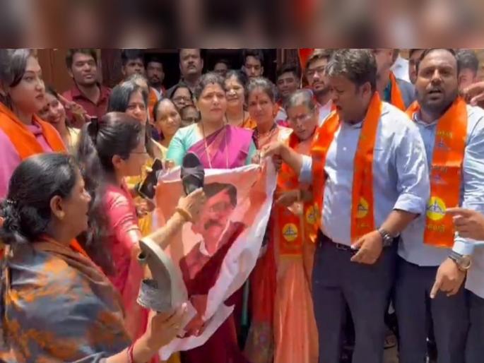 Jode Maro agitation against Sanjay Raut in thane | संजय राऊत यांच्या विरोधात जोडे मारो आंदोलन Jode Maro agitation against Sanjay Raut in thane | संजय राऊत यांच्या विरोधात जोडे मारो आंदोलन