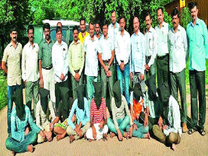 Container looted gang seized, action in the deficit, 14 lakhs of goods seized | कंटेनर लुटणारी टोळी पकडली, आणे घाटात कारवाई, १४ लाखांचा माल जप्त