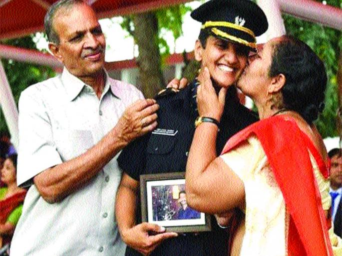 Veerapatni Gauri Mahadik becomes 'Lieutenant' | वीरपत्नी गौरी महाडिक झाल्या ‘लेफ्टनंट’ Veerapatni Gauri Mahadik becomes 'Lieutenant' | वीरपत्नी गौरी महाडिक झाल्या ‘लेफ्टनंट’