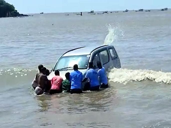 The parked car swept into sea at bhayander uttan beach, pulled out by the fishermen | समुद्र किनाऱ्यावर गाडी पार्क करणं भोवलं, वाहून गेलेली कार मच्छीमारांनी अशी बाहेर काढली; पाहा Video The parked car swept into sea at bhayander uttan beach, pulled out by the fishermen | समुद्र किनाऱ्यावर गाडी पार्क करणं भोवलं, वाहून गेलेली कार मच्छीमारांनी अशी बाहेर काढली; पाहा Video