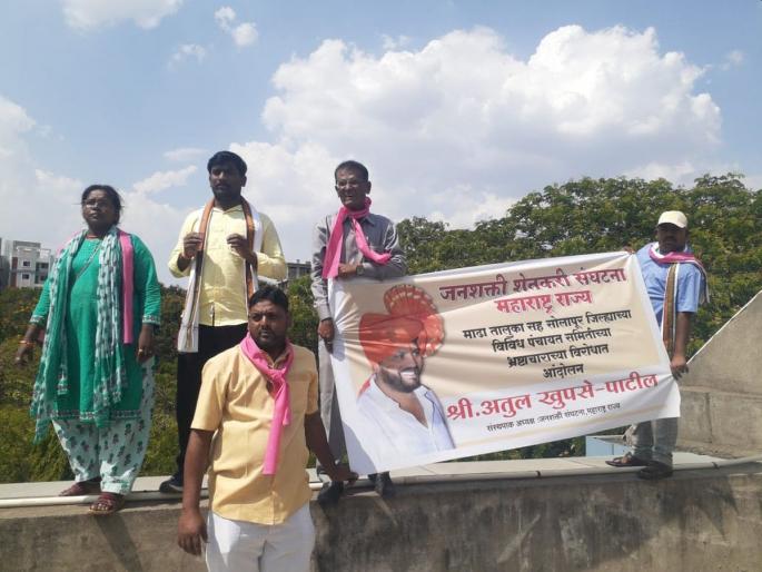 Protest by going to the terrace of Zilla Parishad; Demand for inquiry regarding Gharkul and Gairan land | जिल्हा परिषदेच्या टेरेसवर जाऊन आंदोलन; घरकुल व गायरान जमिनी बाबत चौकशी करण्याची मागणी Protest by going to the terrace of Zilla Parishad; Demand for inquiry regarding Gharkul and Gairan land | जिल्हा परिषदेच्या टेरेसवर जाऊन आंदोलन; घरकुल व गायरान जमिनी बाबत चौकशी करण्याची मागणी