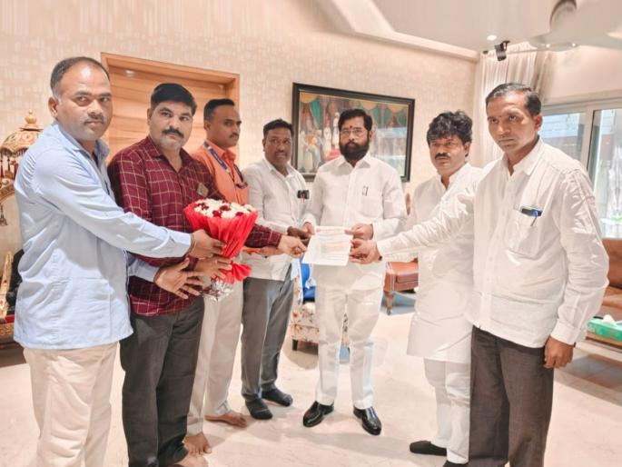 BJP MLA Gopichand Padalkar met the Chief Minister regarding the issue of ST employees and expressed his grief | एसटी कर्मचाऱ्यांच्या प्रश्नाबाबत भाजप आमदार गोपीचंद पडळकरांनी घेतली मुख्यमंत्र्यांची भेट, मांडली व्यथा BJP MLA Gopichand Padalkar met the Chief Minister regarding the issue of ST employees and expressed his grief | एसटी कर्मचाऱ्यांच्या प्रश्नाबाबत भाजप आमदार गोपीचंद पडळकरांनी घेतली मुख्यमंत्र्यांची भेट, मांडली व्यथा