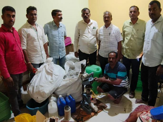 Fake liquor factory in a rented house, action taken in Bondrenagar area, two arrested, goods worth 15 lakhs seized | भाड्याच्या घरातच थाटला बनावट दारूचा कारखाना, बोंद्रेनगर परिसरात कारवाई, दोघांना अटक, १५ लाखांचा मुद्देमाल जप्त Fake liquor factory in a rented house, action taken in Bondrenagar area, two arrested, goods worth 15 lakhs seized | भाड्याच्या घरातच थाटला बनावट दारूचा कारखाना, बोंद्रेनगर परिसरात कारवाई, दोघांना अटक, १५ लाखांचा मुद्देमाल जप्त