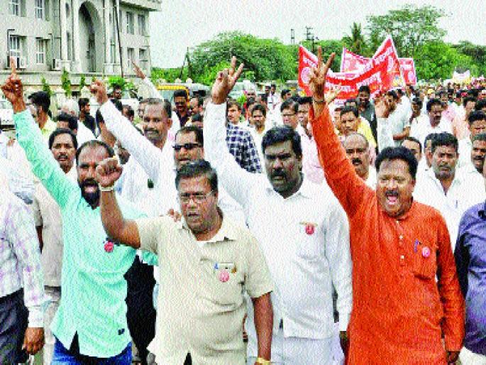 Shukushkat in government offices across the state | राज्यभरातील शासकीय कार्यालयांमध्ये शुकशुकाट Shukushkat in government offices across the state | राज्यभरातील शासकीय कार्यालयांमध्ये शुकशुकाट