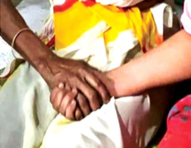 dialogue after 33 years without word mother daughter meets each other the feeling of distance was known only by touch | 33 वर्षांनंतर झाला शब्देवीण संवाद...; मायलेकीची हृद्य भेट, स्पर्शातूनच कळले भाव अंतरीचे dialogue after 33 years without word mother daughter meets each other the feeling of distance was known only by touch | 33 वर्षांनंतर झाला शब्देवीण संवाद...; मायलेकीची हृद्य भेट, स्पर्शातूनच कळले भाव अंतरीचे