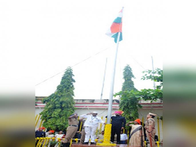 Celebrating Independence Day is auspicious atmosphere in Akola Flag Hoisting by collector | अकोल्यात मंगलमय वातावरणात स्वातंत्र्यदिन साजरा! जिल्हाधिकाऱ्यांच्या हस्ते ध्वजारोहण Celebrating Independence Day is auspicious atmosphere in Akola Flag Hoisting by collector | अकोल्यात मंगलमय वातावरणात स्वातंत्र्यदिन साजरा! जिल्हाधिकाऱ्यांच्या हस्ते ध्वजारोहण