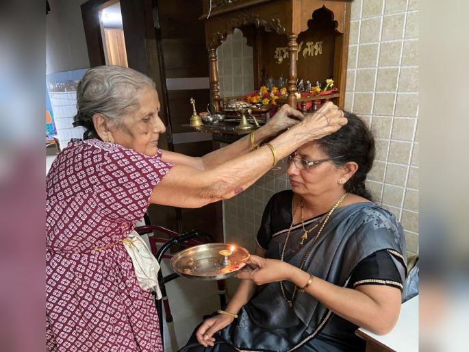 Teacher cremated mother-in-law in mumbai | 'त्या' शिक्षिकेनं पतीनंतर, आता सासूबाईंवर केले अंत्यसंस्कार Teacher cremated mother-in-law in mumbai | 'त्या' शिक्षिकेनं पतीनंतर, आता सासूबाईंवर केले अंत्यसंस्कार