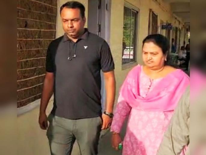 85 lakhs and gold silver in Nashik's corrupt education officer Dhangar's house | नाशिकच्या लाचखोर शिक्षणाधिकारी धनगरांच्या घरात ८५ लाख अन् ३२ तोळ्यांचे ‘धन’ 85 lakhs and gold silver in Nashik's corrupt education officer Dhangar's house | नाशिकच्या लाचखोर शिक्षणाधिकारी धनगरांच्या घरात ८५ लाख अन् ३२ तोळ्यांचे ‘धन’