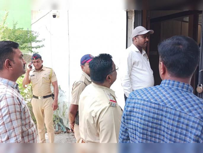 Armed robbery at the branch of SBI in Jalgaon Police team reached the spot | जळगावात भरदिवसा SBI च्या शाखेवर सशस्त्र दरोडा! पोलिसांचा ताफा घटनास्थळी दाखल Armed robbery at the branch of SBI in Jalgaon Police team reached the spot | जळगावात भरदिवसा SBI च्या शाखेवर सशस्त्र दरोडा! पोलिसांचा ताफा घटनास्थळी दाखल