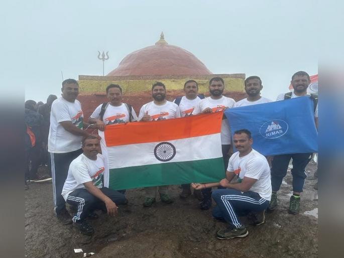 Soldiers hoisted tricolor on 'Kalsubai' peak, 28 mountains of the country will be covered in 'Har Shikhar Triranga' campaign! | ‘कळसुबाई’ शिखरावर सैनिकांनी फडकावला तिरंगा! 'हर शिखर तिरंगा’ मोहिमेत देशातील २८पर्वत करणार सर! Soldiers hoisted tricolor on 'Kalsubai' peak, 28 mountains of the country will be covered in 'Har Shikhar Triranga' campaign! | ‘कळसुबाई’ शिखरावर सैनिकांनी फडकावला तिरंगा! 'हर शिखर तिरंगा’ मोहिमेत देशातील २८पर्वत करणार सर!