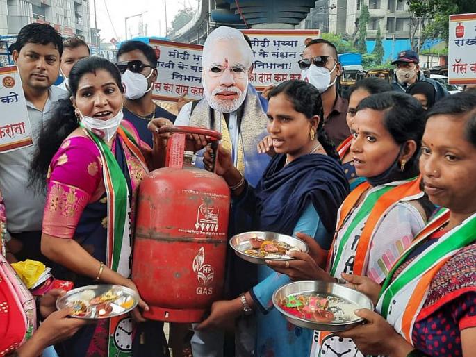 Rakhi tied to symbolic Narendra Modi by NCP women activists and demand reduction of gas price hike | राष्ट्रवादी काँग्रेसच्या महिला कार्यकर्त्यांनी प्रतिकात्मक नरेंद्र मोदींना बांधली राखी, गॅस दरवाढ कमी करण्याची मागणी Rakhi tied to symbolic Narendra Modi by NCP women activists and demand reduction of gas price hike | राष्ट्रवादी काँग्रेसच्या महिला कार्यकर्त्यांनी प्रतिकात्मक नरेंद्र मोदींना बांधली राखी, गॅस दरवाढ कमी करण्याची मागणी