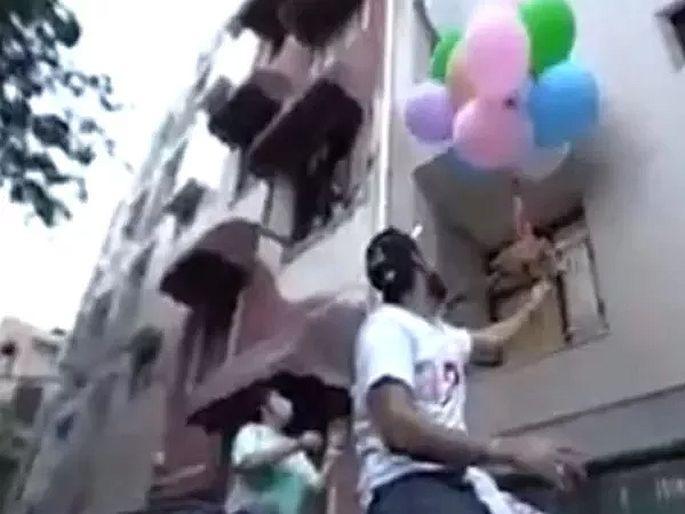 Delhi youtuber gaurav john arrested for dog with air balloon | VIDEO : Hydrogen गॅस असलेल्या फुग्यांना बांधून डॉगीला उडवलं, यू-ट्यूबर Gaurav John ला अटक Delhi youtuber gaurav john arrested for dog with air balloon | VIDEO : Hydrogen गॅस असलेल्या फुग्यांना बांधून डॉगीला उडवलं, यू-ट्यूबर Gaurav John ला अटक