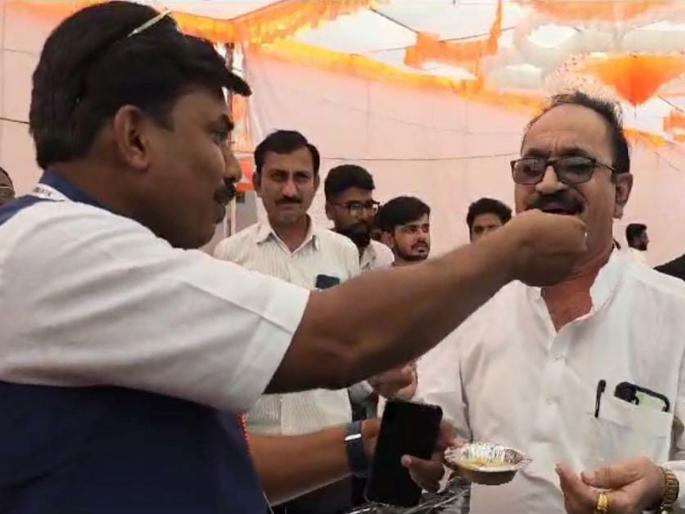 Prof Ravindra Shobhane was first stopped in the rebel meeting, then the Pedha was filled | प्रा. रवींद्र शोभणे यांना विद्रोही संमेलनात आधी रोखले, मग भरवला पेढा; विद्रोही संमेलन भेटीतील प्रकार