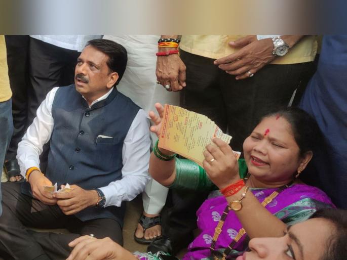 Inauguration of Mira Bhayander city's first theater by Chief Minister Eknath Shinde; While the protest of former BJP MLA outside the entrance | मुख्यमंत्री एकनाथ शिंदे यांच्या हस्ते मीरा भाईंदर शहराच्या पहिल्या नाट्यगृहाचे उद्घाटन; तर प्रवेशद्वाराबाहेर भाजपाच्या माजी आमदाराचे आंदोलन Inauguration of Mira Bhayander city's first theater by Chief Minister Eknath Shinde; While the protest of former BJP MLA outside the entrance | मुख्यमंत्री एकनाथ शिंदे यांच्या हस्ते मीरा भाईंदर शहराच्या पहिल्या नाट्यगृहाचे उद्घाटन; तर प्रवेशद्वाराबाहेर भाजपाच्या माजी आमदाराचे आंदोलन