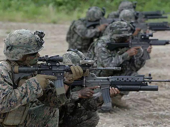 Britain and America sending thousands of soldiers to asia due to threat of war with china | चीनबरोबर युद्धाचा धोका; जपान अन् पश्चिम आशियात हजारो सैनिक पाठवतायत हे दोन 'बलाढ्य' देश Britain and America sending thousands of soldiers to asia due to threat of war with china | चीनबरोबर युद्धाचा धोका; जपान अन् पश्चिम आशियात हजारो सैनिक पाठवतायत हे दोन 'बलाढ्य' देश