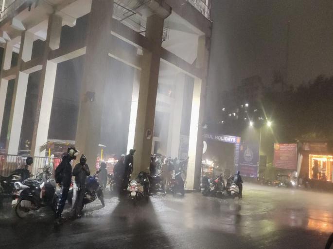 Pune residents were literally battered by rain, Varun Raja also attended Bappa's farewell | पुणेकरांना पावसाने अक्षरशः झोडपले, बाप्पाच्या निरोपालाही वरूणराजाची हजेरी Pune residents were literally battered by rain, Varun Raja also attended Bappa's farewell | पुणेकरांना पावसाने अक्षरशः झोडपले, बाप्पाच्या निरोपालाही वरूणराजाची हजेरी