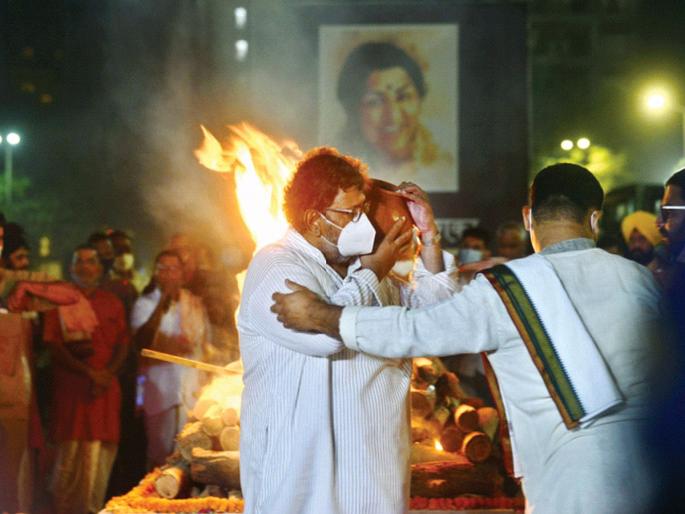 Farewell to Latadidi with tearful eyes; All bowed down with the Prime Minister | लतादीदींना साश्रू नयनांनी निरोप; शोकाकूल चाहत्यांनी घेतले अंत्यदर्शन; पंतप्रधानांपासून सारेच झाले नतमस्तक! Farewell to Latadidi with tearful eyes; All bowed down with the Prime Minister | लतादीदींना साश्रू नयनांनी निरोप; शोकाकूल चाहत्यांनी घेतले अंत्यदर्शन; पंतप्रधानांपासून सारेच झाले नतमस्तक!
