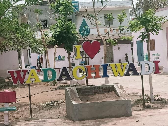 The entire village is painted pink; New identity of Wadachiwadi as Pink Village | आख्या गावाला गुलाबी रंग; पिंक गाव म्हणून वडाचीवाडीची नवी ओळख The entire village is painted pink; New identity of Wadachiwadi as Pink Village | आख्या गावाला गुलाबी रंग; पिंक गाव म्हणून वडाचीवाडीची नवी ओळख