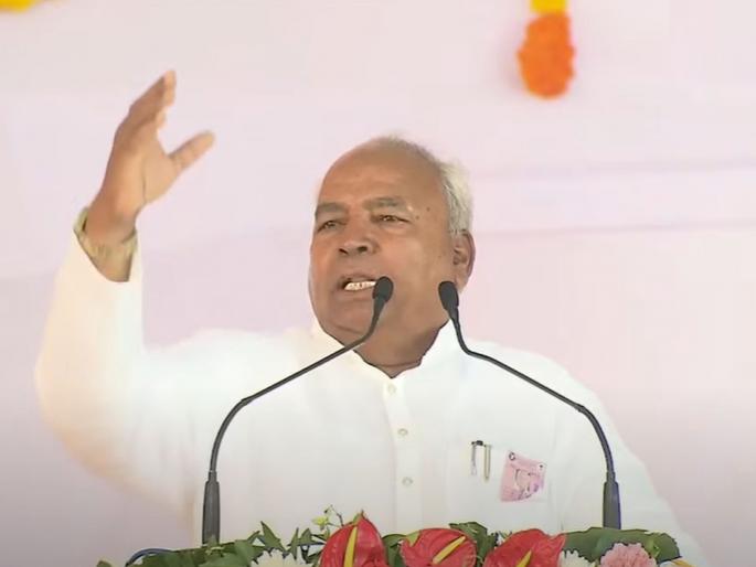 solapur Uddhav Thackeray was mistakenly mentioned by Adam Master in front of the Prime Minister narendra modi, what actually happened | आडम मास्तरांकडून पंतप्रधानांसमोर चुकून उद्धव ठाकरेंचा उल्लेख, नेमकं काय घडलं? solapur Uddhav Thackeray was mistakenly mentioned by Adam Master in front of the Prime Minister narendra modi, what actually happened | आडम मास्तरांकडून पंतप्रधानांसमोर चुकून उद्धव ठाकरेंचा उल्लेख, नेमकं काय घडलं?