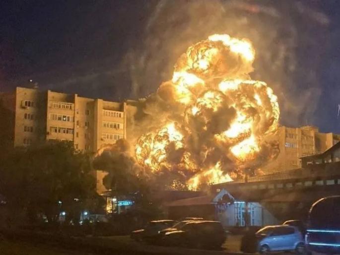 Fighter plane crashes in residential area in Russia, several apartments go up in flames, 4 dead | रशियातील निवासी भागात लढाऊ विमान कोसळलं, अनेक अपार्टमेंट्सना भीषण आग, 4 जणांचा मृत्यू Fighter plane crashes in residential area in Russia, several apartments go up in flames, 4 dead | रशियातील निवासी भागात लढाऊ विमान कोसळलं, अनेक अपार्टमेंट्सना भीषण आग, 4 जणांचा मृत्यू