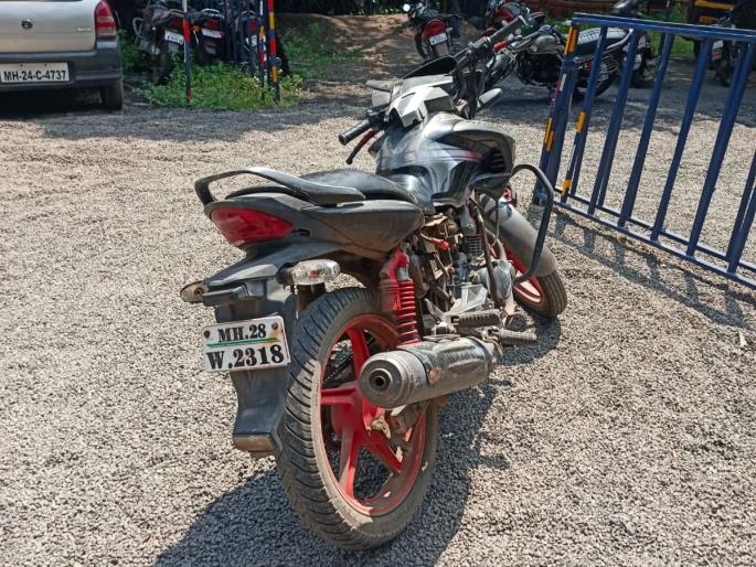 The police tricked the thief into stealing a motorcycle by paying one thousand rupees | ऐकावं ते नवलच...; चक्क चोरट्याला एक हजार रुपये देऊन पोलीसांनी लावला मोटारसायकल चोरीचा छडा! The police tricked the thief into stealing a motorcycle by paying one thousand rupees | ऐकावं ते नवलच...; चक्क चोरट्याला एक हजार रुपये देऊन पोलीसांनी लावला मोटारसायकल चोरीचा छडा!