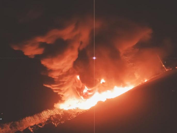 Fatal fire at tire remolding factory; Millions of losses in karhad | टायर रिमोल्डिंग कारखान्याला भीषण आग; लाखोचे नुकसान Fatal fire at tire remolding factory; Millions of losses in karhad | टायर रिमोल्डिंग कारखान्याला भीषण आग; लाखोचे नुकसान